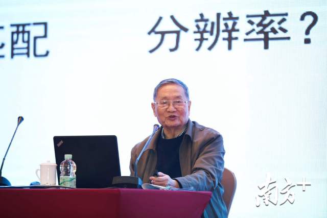 许厚泽，中国科学院院士，大地测量与地球物理学家，现任中国科学院测量与地球物理研究所研究员。