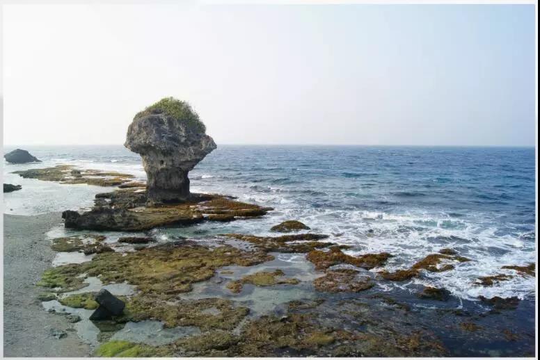 海岸侵蚀是指在风,浪,潮,流的作用下,海水将岸边的泥沙带走,造成海岸